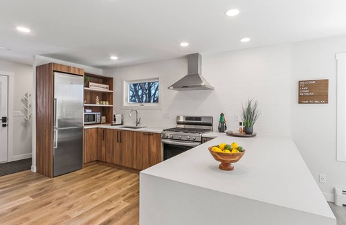 Como Cabaña | GRAND OPENING- LUXURY COUNTRY GETAWAY WALK TO LAKE! Ski, Ice Castles!