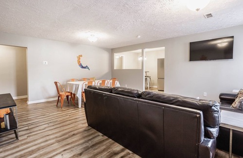 Sheridan Casa | Grand Park, Westfield, Space For Entire Team, Sleeps 30 comfortably. Unit B