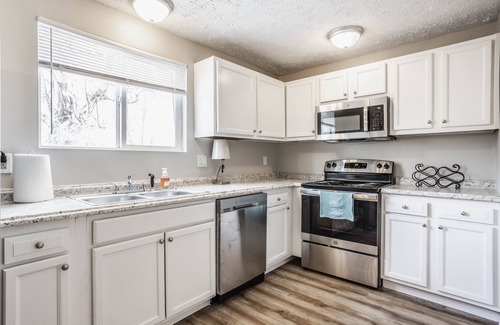 Sheridan Casa | Grand Park, Westfield, Space For Entire Team, Sleeps 30 comfortably. Unit B