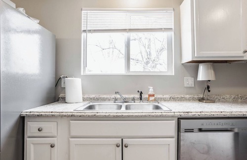 Sheridan Casa | Grand Park, Westfield, Space For Entire Team, Sleeps 30 comfortably. Unit B