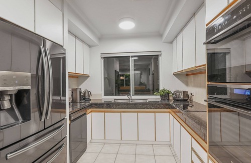 Kewarra Beach Casa | Grand Slam Getaway w Tennis court & Heated pool