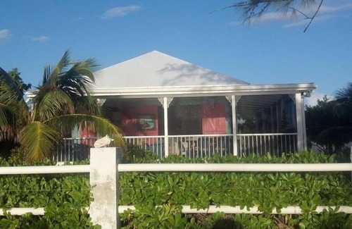 Cockburn Town Cabaña | Grand Turk Ocean Front Cottage en la hermosa playa de picota