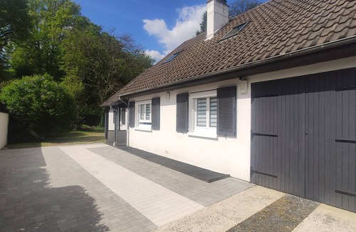 Lesigny Villa | Grande Maison Avec Jardin Pour 10 Personnes Entre Paris et Disneyland