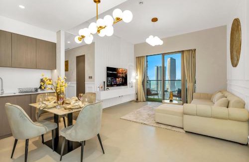 Downtown Dubai Apartamento | Grandeur 2 Bedroom Apartments I Burj Khalifa & Fountain Views I Free Parking, Gym, Pool, Wi-Fi & PS5 I by Skyline Serenity