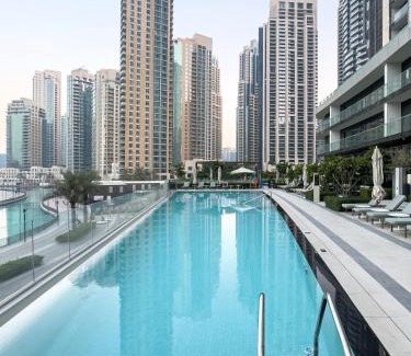 Downtown Dubai Apartamento | Grandeur 2 Bedroom Apartments I Burj Khalifa & Fountain Views I Free Parking, Gym, Pool, Wi-Fi & PS5 I by Skyline Serenity