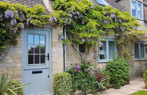 Cutsdean Cabaña | Graziers Cottage. Period charm, modern comfort, inglenook, parking, pub