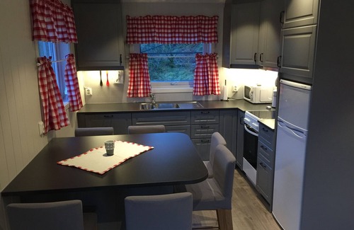 Radoy Cabina | Gran cabina para alquiler en Nordhordland hermosa. Cerca del mar, con terraza y jacuzzi.