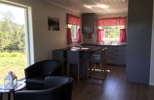 Radoy Cabina | Gran cabina para alquiler en Nordhordland hermosa. Cerca del mar, con terraza y jacuzzi.