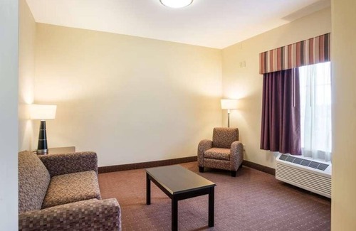 Saint Landry Casa | Great Deal in Knights Inn Bunkie! Pool, Free Parking On-Site, Free Breakfast