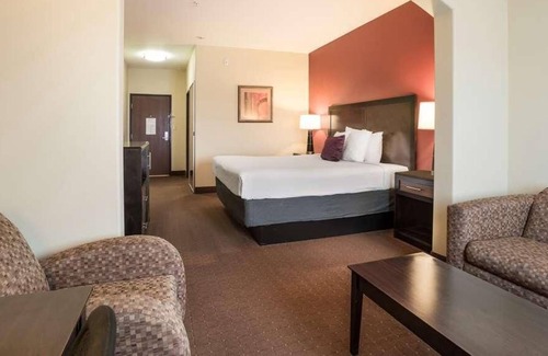 Saint Landry Casa | Great Deal in Knights Inn Bunkie! Pool, Free Parking On-Site, Free Breakfast