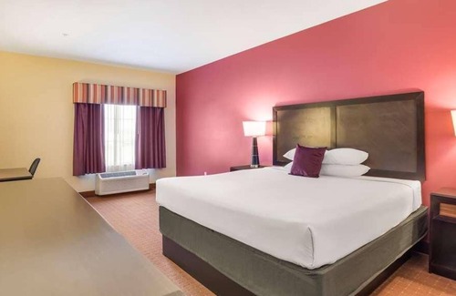 Saint Landry Casa | Great Deal in Knights Inn Bunkie! Pool, Free Parking On-Site, Free Breakfast