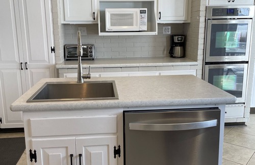 Greenhurst Casa | Great for families! Newly remodeled lakefront home. Big yard + lots of lake toys