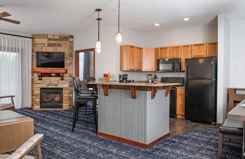 Lake Delton Condominio | Great getaway in the Wisconsin Dells - includes waterpark passes for 8