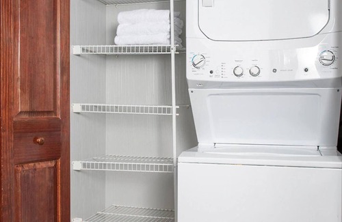 Lake Delton Condominio | Great getaway in the Wisconsin Dells - includes waterpark passes for 8