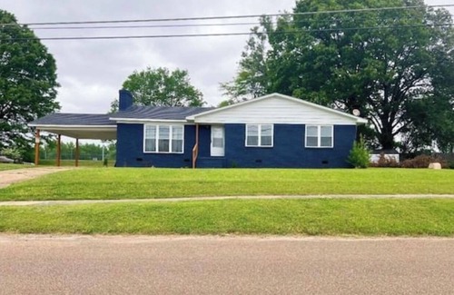 Brownsville Casa | Great Home in Brownsville, Tennessee 1 Single Bedroom Available for Lodging.