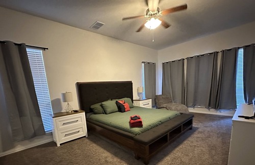 Keller Casa | Great Keller house close to DFW airport swimming pool hot tub and movie theatre