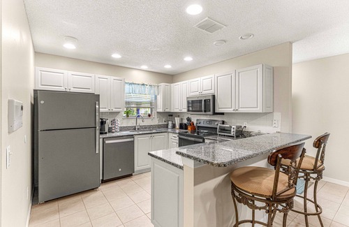 Alhambra Cabaña | Great location between Sumter Landing/Spanish Springs. Golf cart included