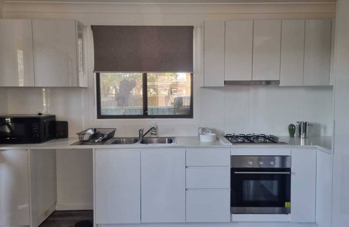 Gorokan Cabaña | Great location, close to shops, clubs, beaches and the M1