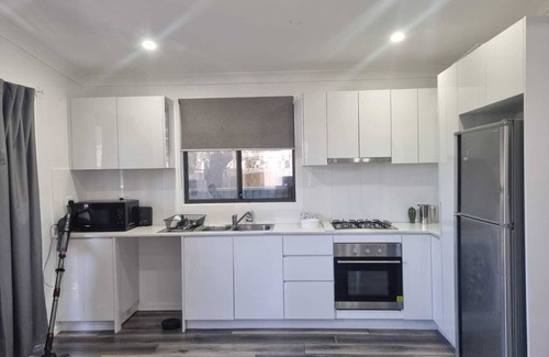 Gorokan Cabaña | Great location, close to shops, clubs, beaches and the M1