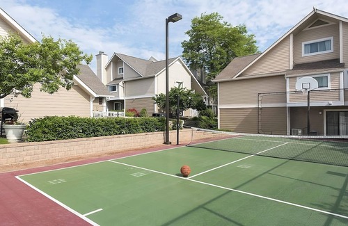 Westlake Casa | Great Relaxing Overnight Stay! Kitchen, Free Parking, Outdoor Swimming Pool