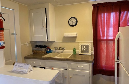 Geneva Cabaña | Great Strip Location | Walk to Lake| Wine Country | A/C | Grill & Firepit