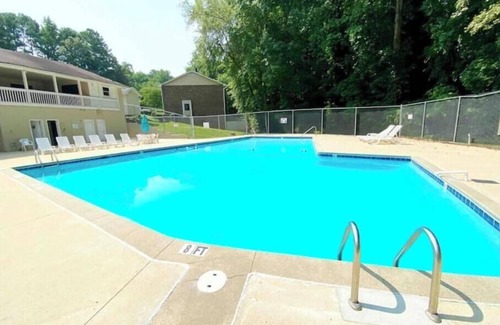 North Raleigh Casa | Great townhome near N. Hills with community pool