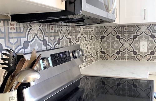 Industrial Park Condominio | Green Blossoming, Sunny, Newly Renovated, Condo