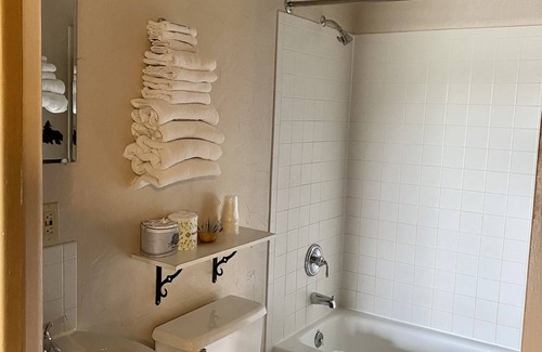 Wapiti Hotel | Green Creek Inn and RV Park