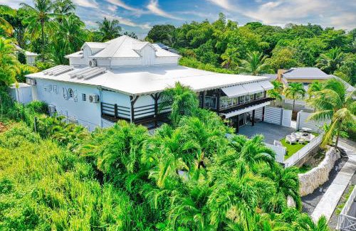 Lamentin Villa | GREEN LORD DOMAINE - Lodges Piscine & Spa - Bar & Lounge - Restaurant gastronomique