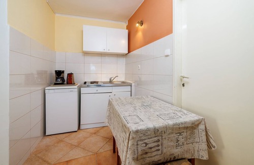 Jadranovo Apartamento | Terraza verde a 100 metros de la playa