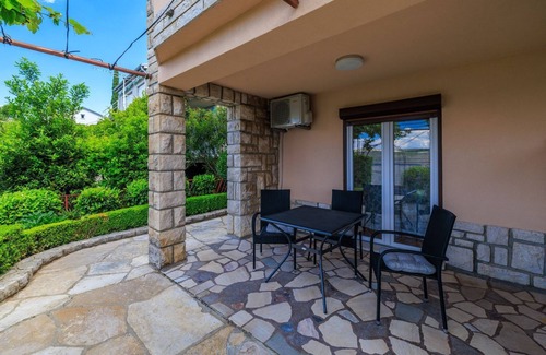 Jadranovo Apartamento | Terraza verde a 100 metros de la playa