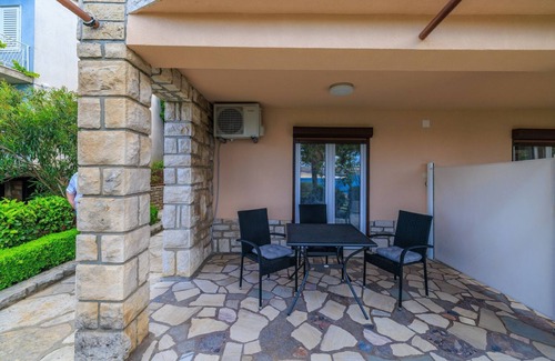 Jadranovo Apartamento | Terraza verde a 100 metros de la playa