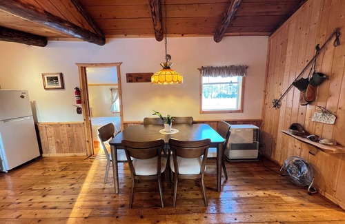 Homer Cabina | Green Timbers Lodging / Redwood Cabin