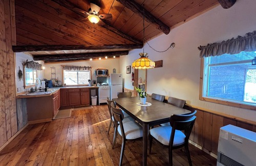 Homer Cabina | Green Timbers Lodging / Redwood Cabin