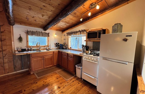 Homer Cabina | Green Timbers Lodging / Redwood Cabin