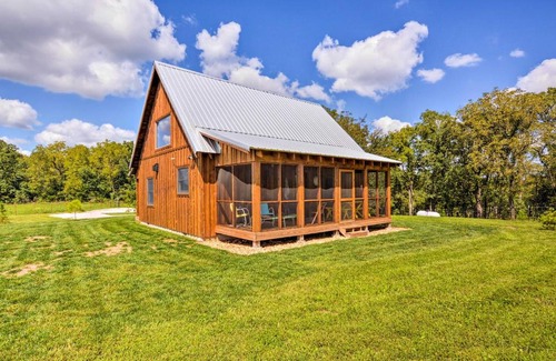 Greenfield Casa | Greenfield Cabin with Screened-In Porch and Fire Pit!