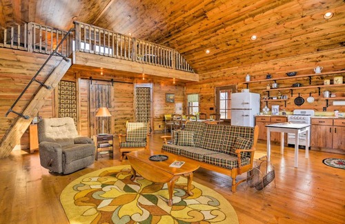 Greenfield Casa | Greenfield Cabin with Screened-In Porch and Fire Pit!