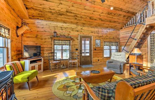 Greenfield Casa | Greenfield Cabin with Screened-In Porch and Fire Pit!