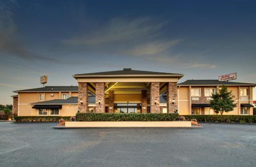 Elizabethtown Hotel | Greenfield Inn & Suites Elizabethtown, KY I65 Exit 94