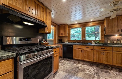 Waynesville Casa | Greystone in the Glen-Charming Historic Cottage with Great Balsam Mountain