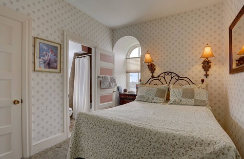 Bird In Hand Hotel | Greystone Manor Bed & Breakfast