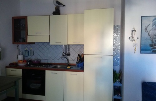 Torpe Casa | Casa en planta baja con dos pequeños jardines y terraza cubierta.