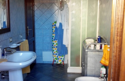 Torpe Casa | Casa en planta baja con dos pequeños jardines y terraza cubierta.