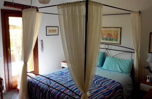 Torpe Casa | Casa en planta baja con dos pequeños jardines y terraza cubierta.