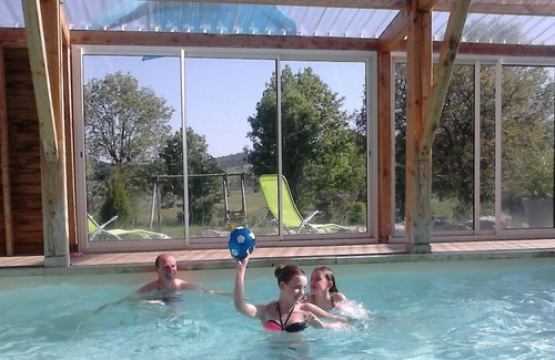 Saint-Christophe-dʼAllier Cabaña | Alojamiento para grupos para 27 personas con piscina cubierta climatizada durante todo el año.