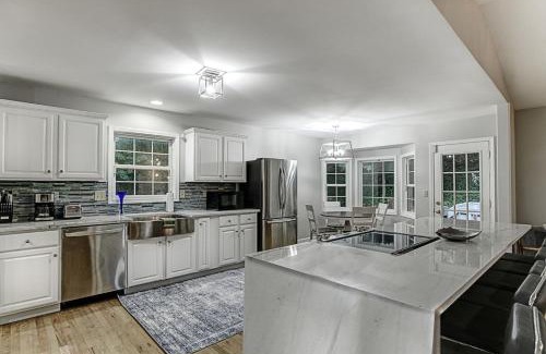 Skyland Casa | Group Getaway Hot Tub Firepit