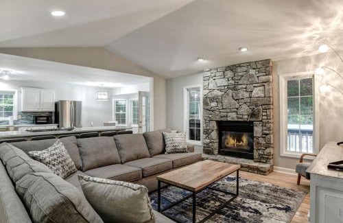 Skyland Casa | Group Getaway Hot Tub Firepit