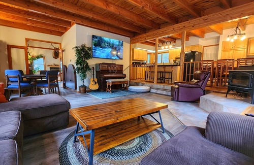 Portola Cabina | Group Travel - Full Kitchen - Hot Tub - Game Room - Spacious Deck + Dogs!