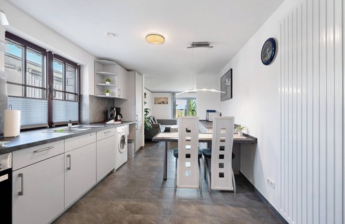 Nehmten Casa | Casa de huéspedes 'Deluxe Fewo Zw Plöner See U Ostsee' con balcón y Wi-Fi