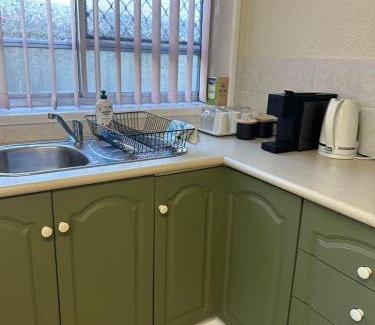 Mount Keira Casa | Guest suite-2 beds,private entry, bathroom & laundry